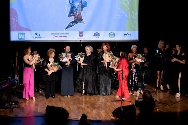 zdjęcie grupowe z koncertu