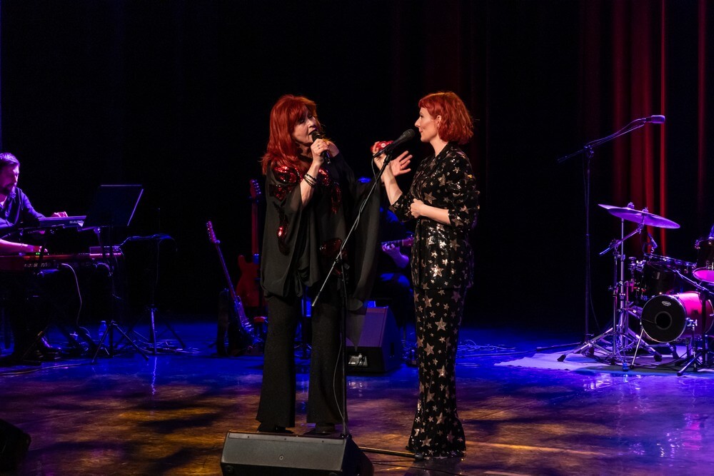 dwie piosenkarki na scenie