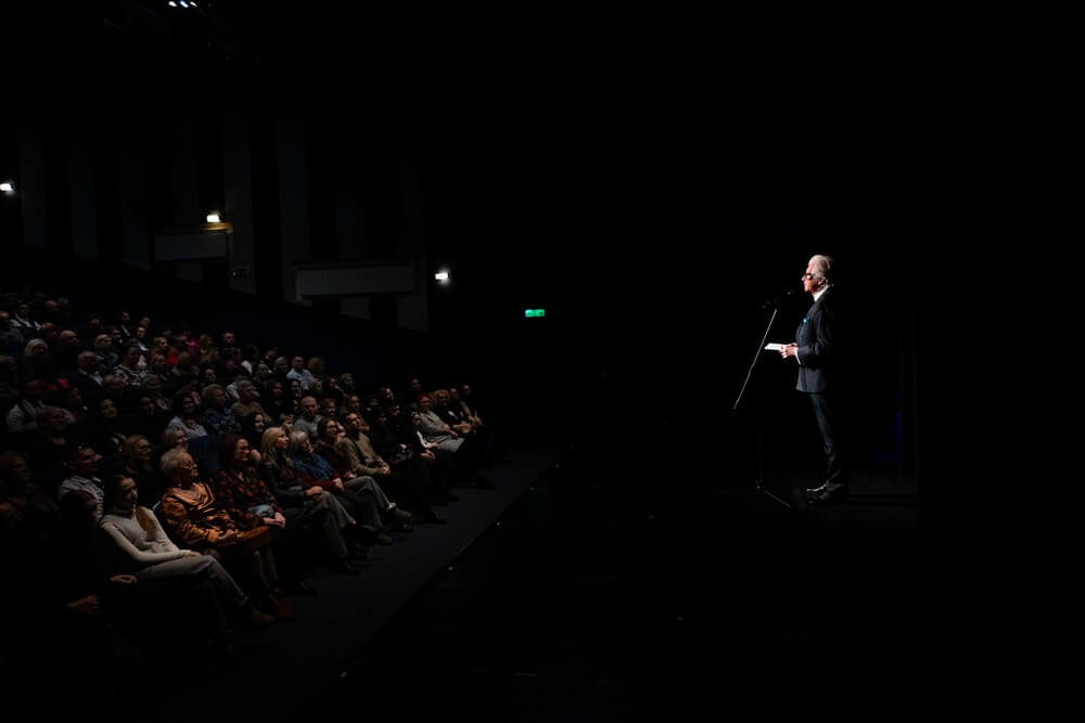 mężczyzna zwraca się do publiczności