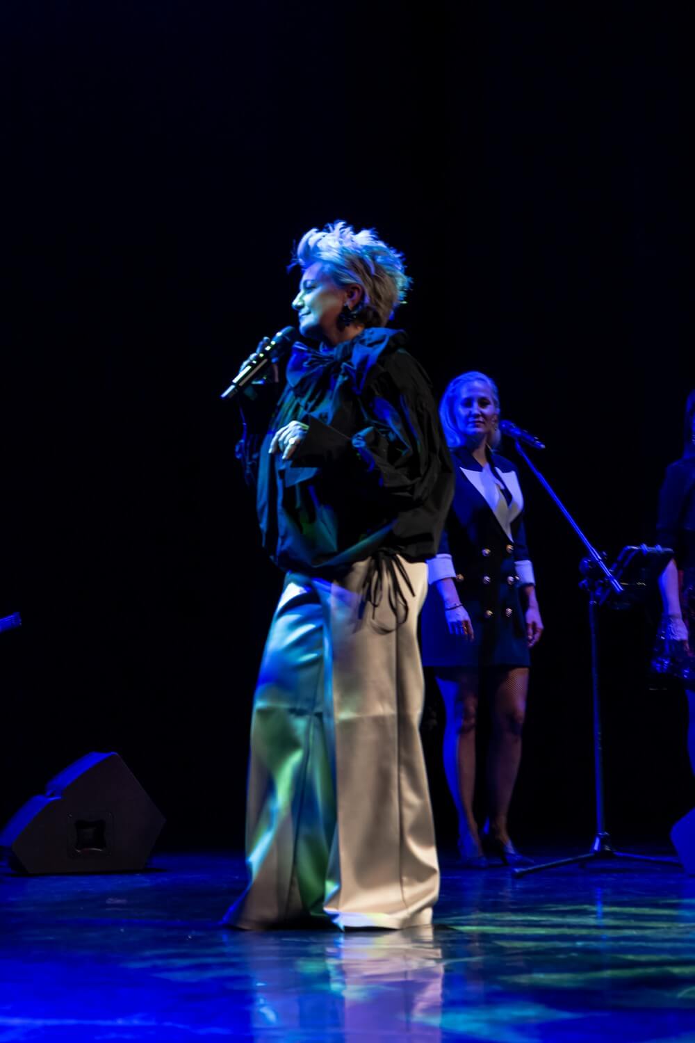 piosenkarka na scenie