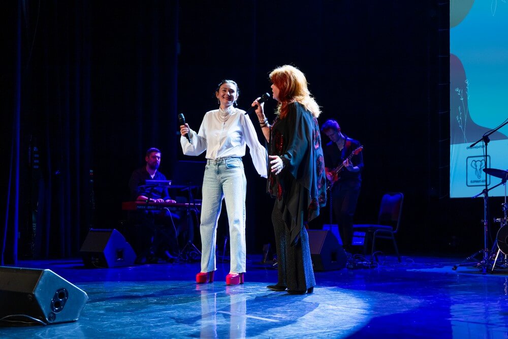 dwie piosenkarki na scenie