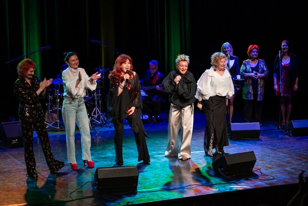 grupa piosenkarek na scenie