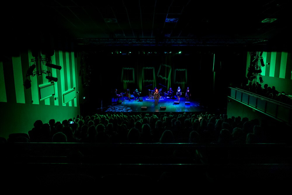 widok z daleka na scenę i piosenkarkę