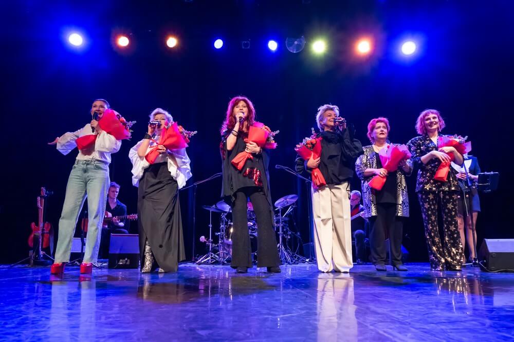 piosenkarki na scenie z kwiatami