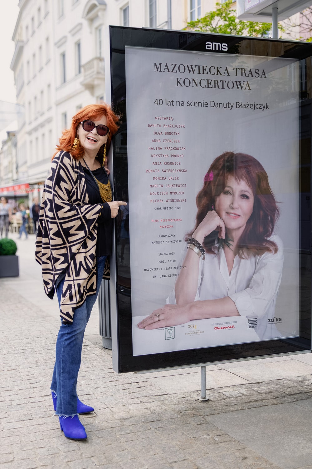 fotografia kobiety stojącej przed reklamą uliczną