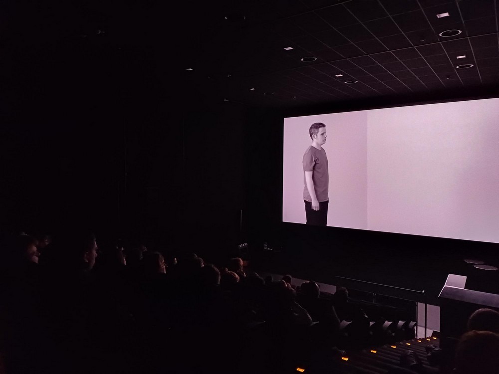 projekcja filmu ekran i publiczność