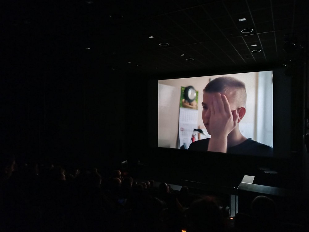 projekcja filmu ekran i publiczność