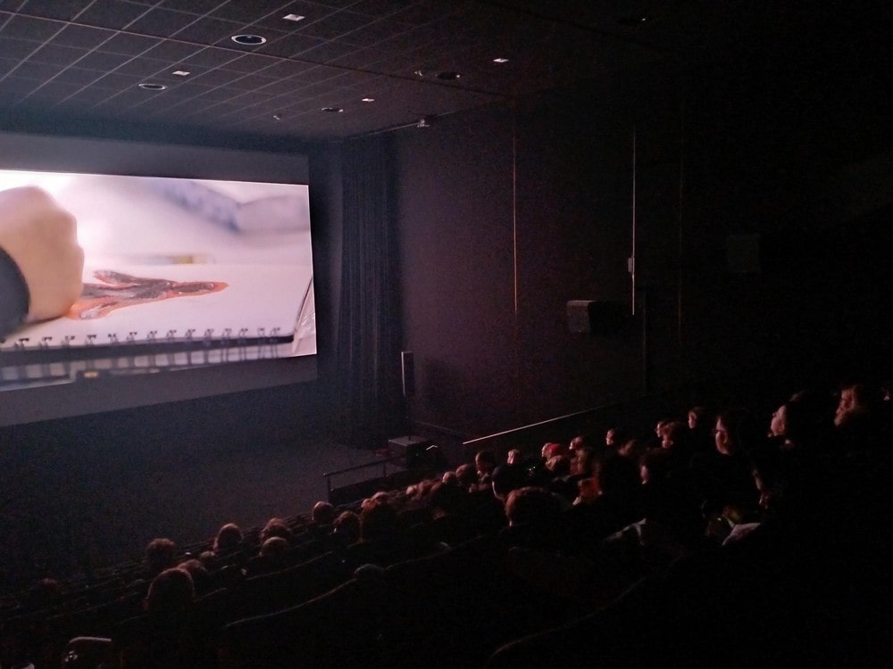 ekran i sala projekcyjna publiczność filmu podczas projekcji