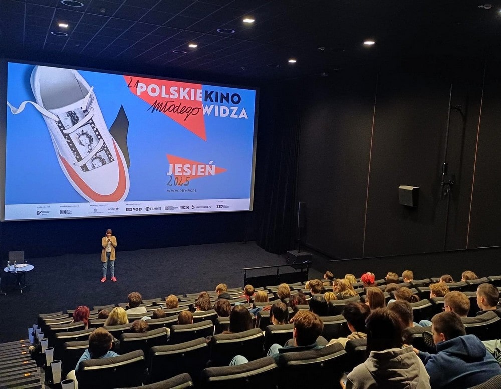 ekran filmowy z grafiką reklamową kina młodego widza