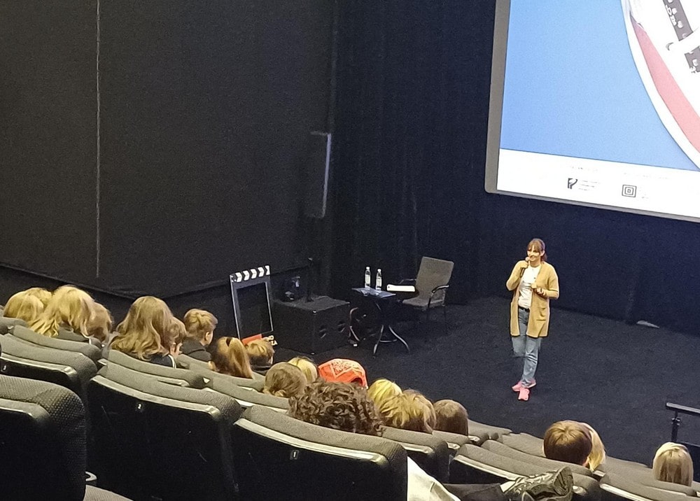 prelelentka rozmawia z publicznością