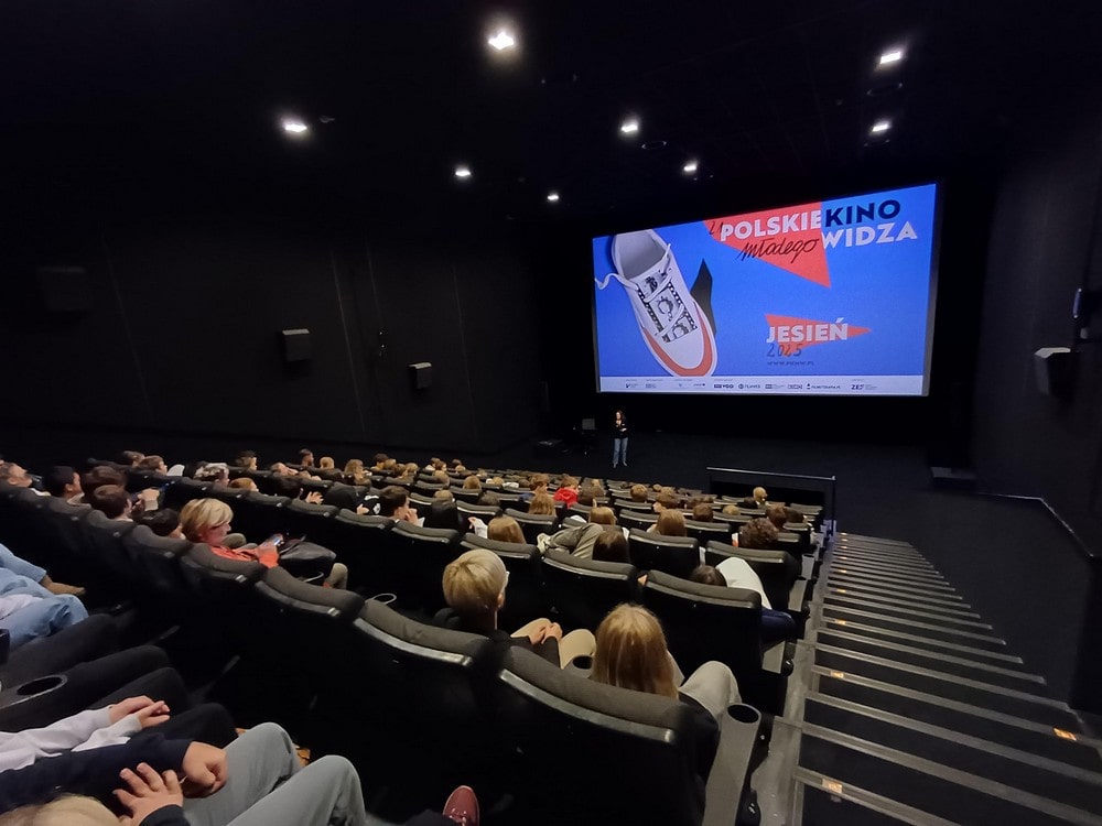 publiczność na sali projekcyjnej