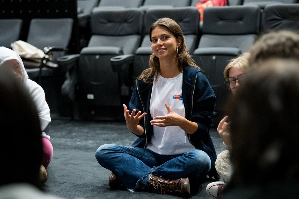 kobieta siedzi na podłodze i rozmawia