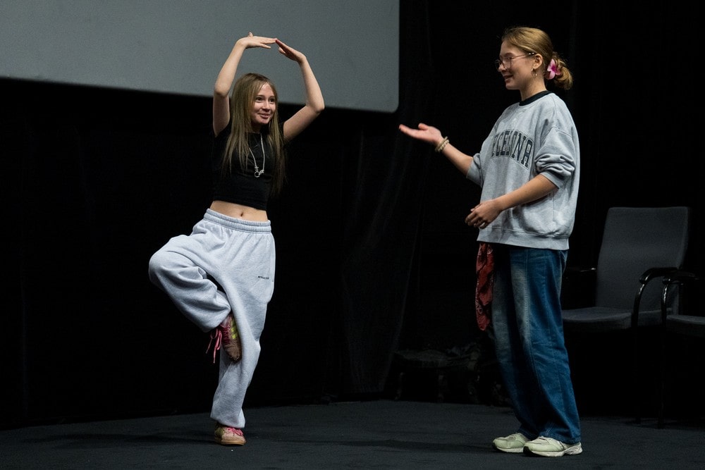 dziewczynka stoi na jednej nodze