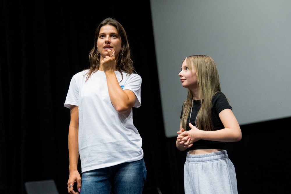 kobieta i dziewczynka rozmawiają