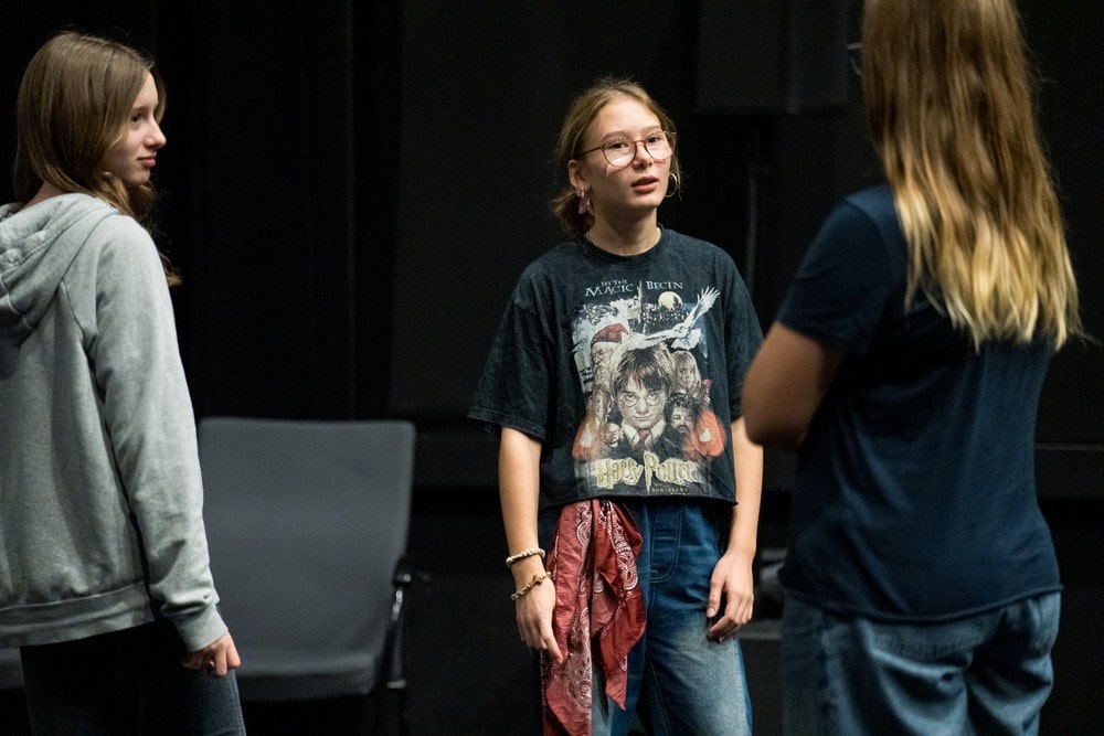 trzy dziewczynki w trakcie warsztatów