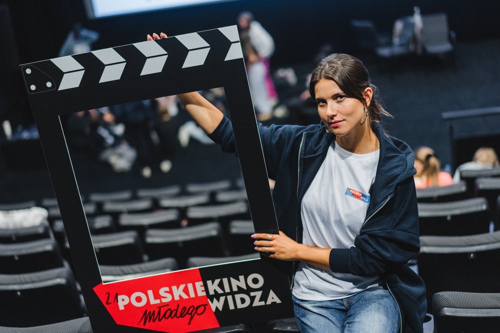 kobieta z plakatem reklamowym