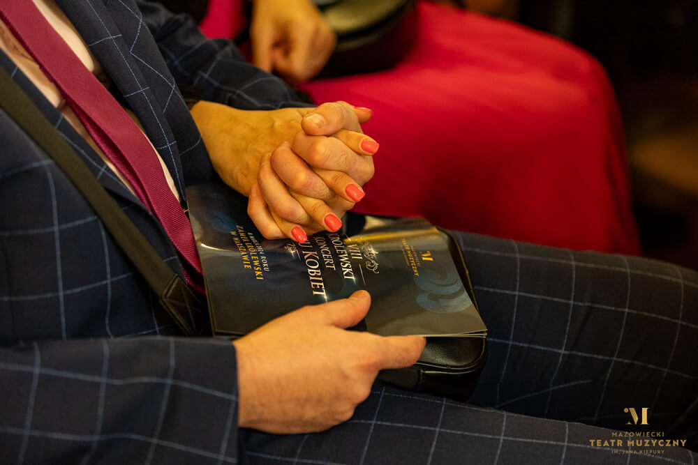 fotografia splecionych dłoni kobiety i mężczyzny