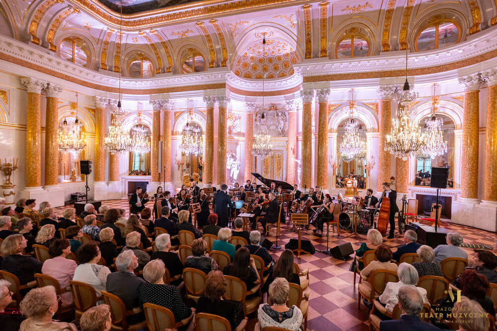 sala koncertowa zamku królewskiego orkiestra i publiczność 