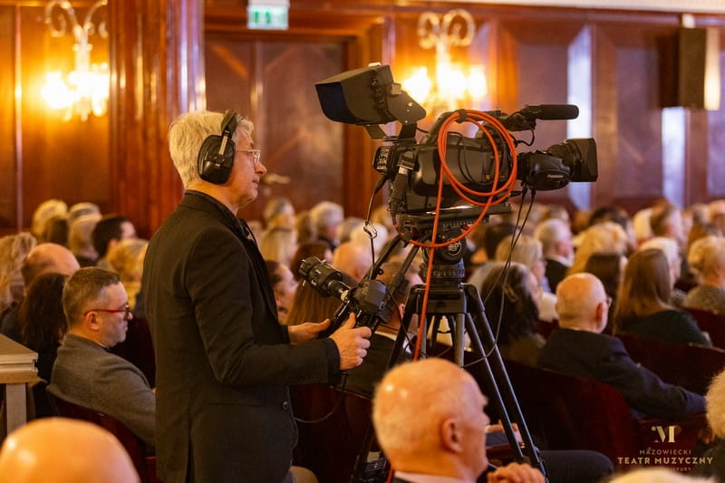 kamerzysta telewizji przy pracy