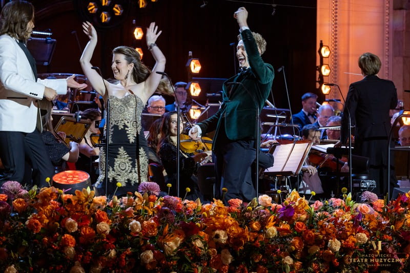 piotr buszewski simone mcintosh i hubert zapiór na scenie