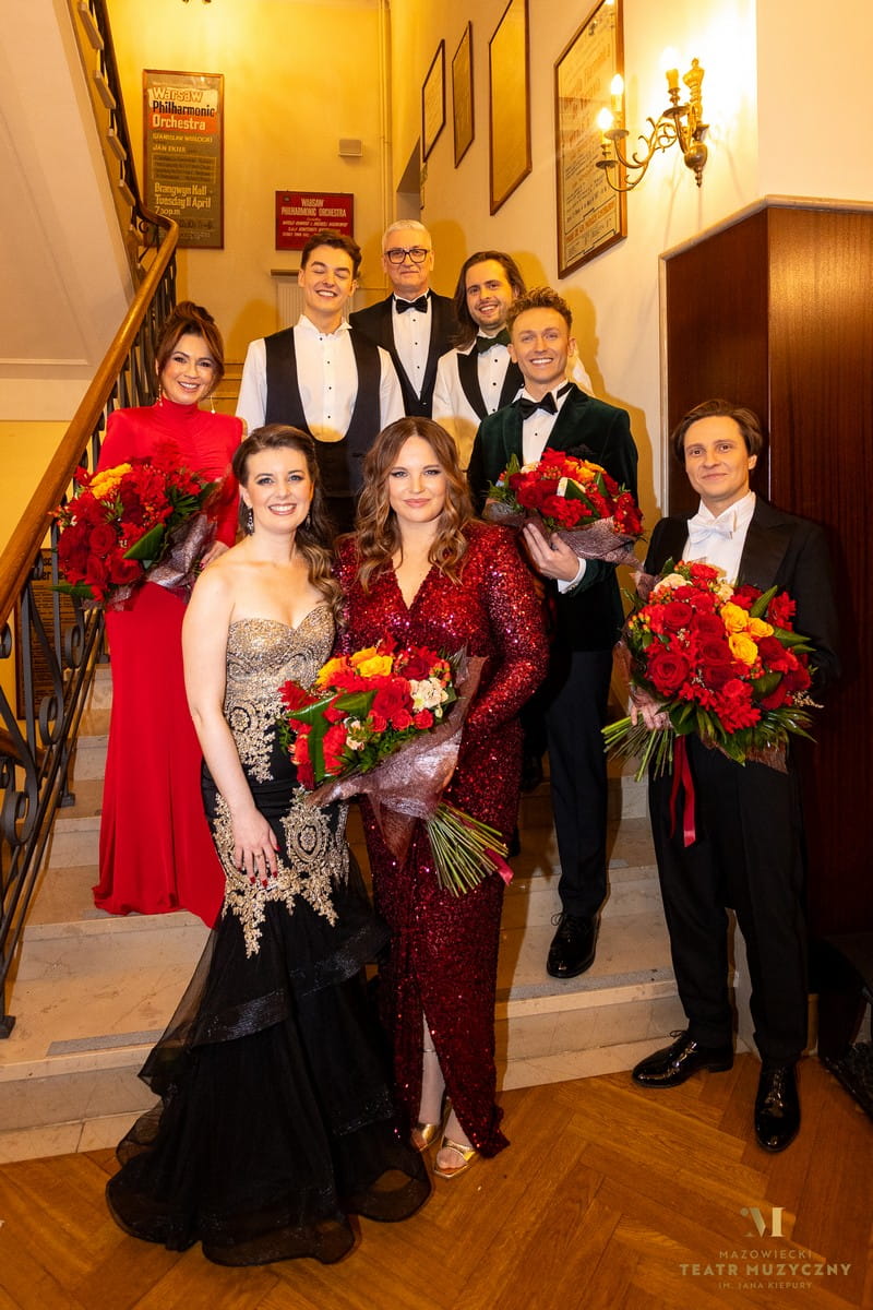 zdjęcie zbiorowe solistów i konferansjerów