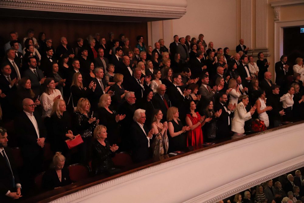 publiczność bije brawo