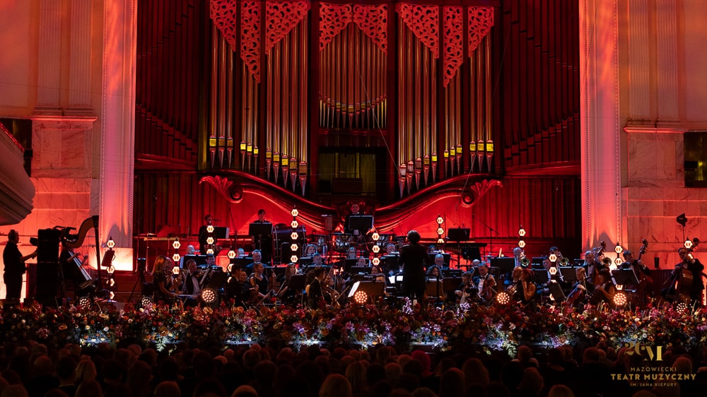 fotografia sali koncertowej z orkiestrą