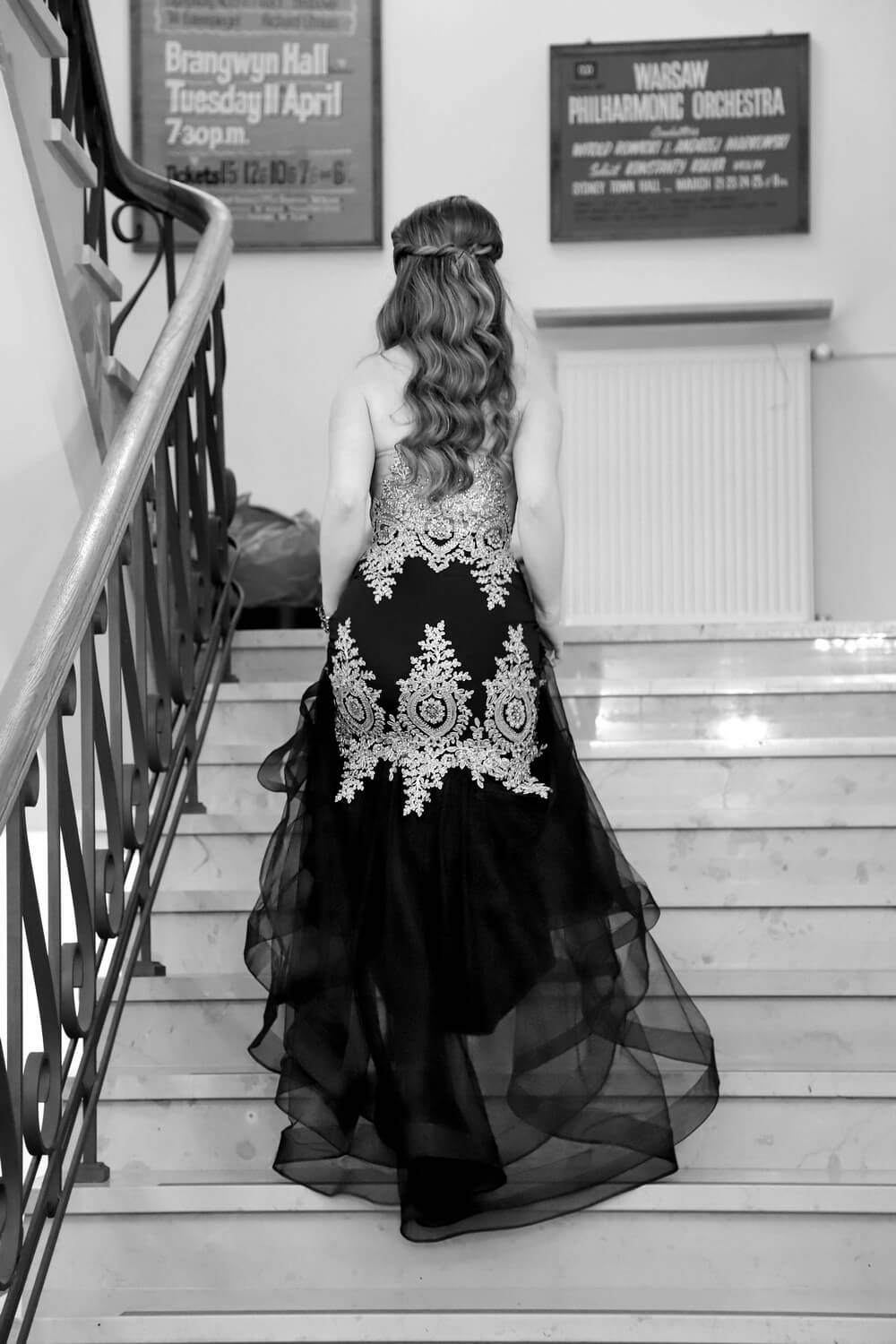 kobieta na schodach odwrócona plecami