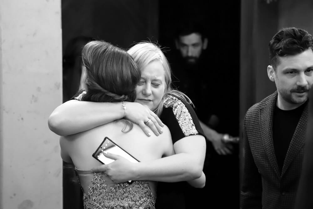 dwie kobiety obejmują się