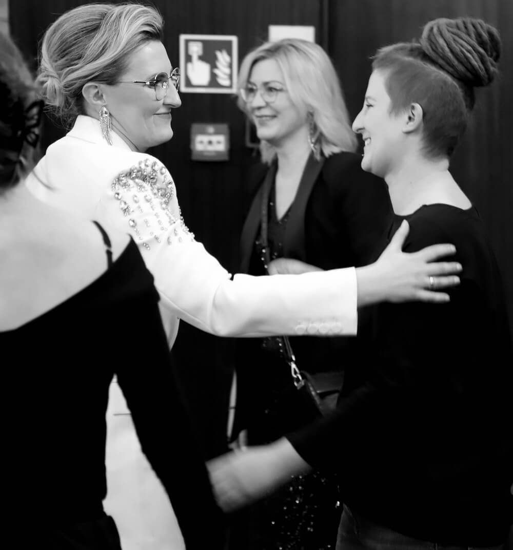 dwie kobiety naprzeciwko siebie