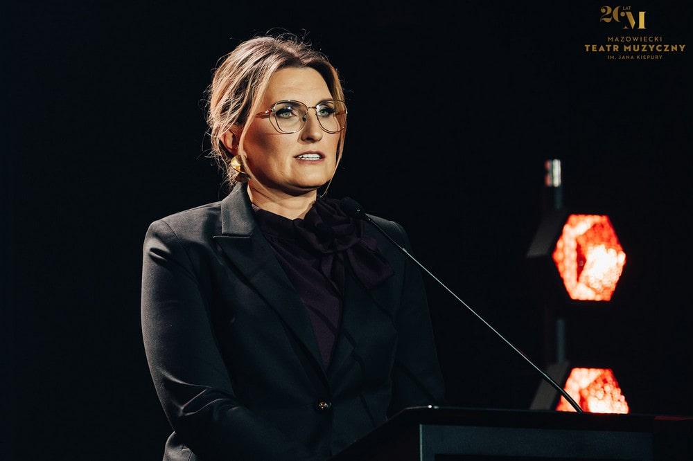 fotografia iwony wujastyk na czarnym tle