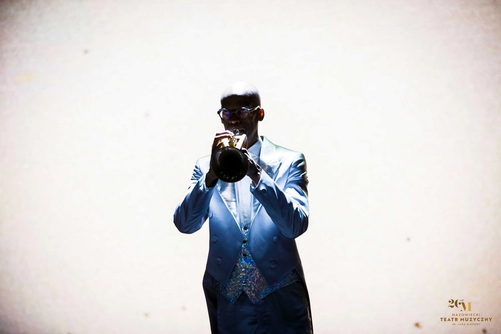 trębacz gra na trąbce