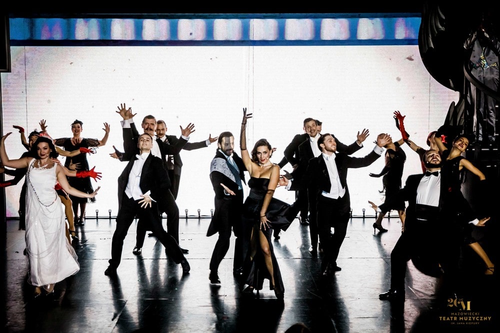 grupa aktorów na scenie