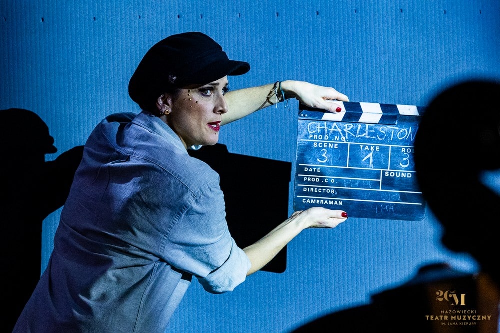 aktorka z klapsem filmowym w ręku