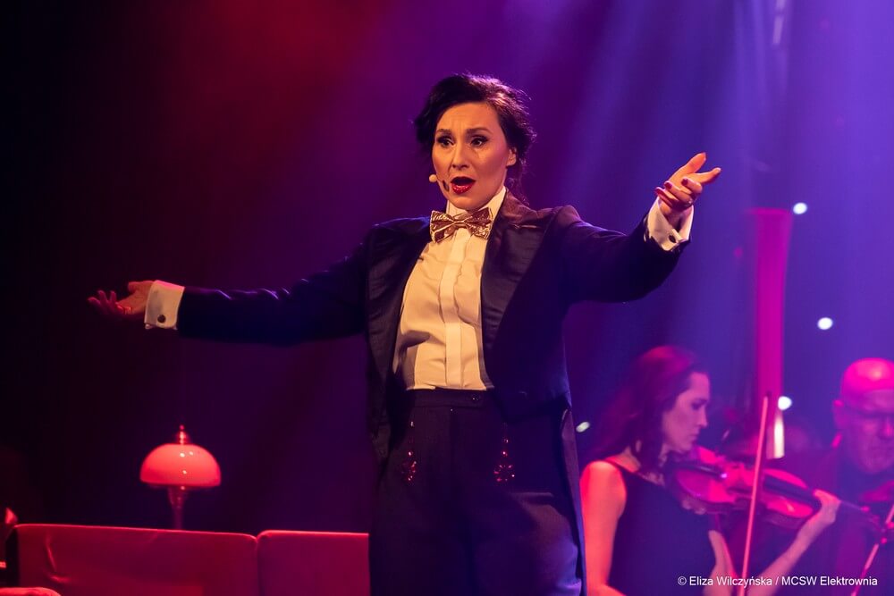 śpiewaczka na scenie