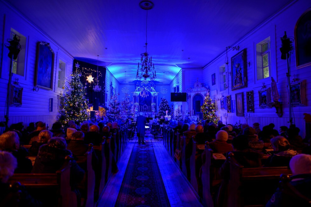 widok na ołtarz i dyrygenta