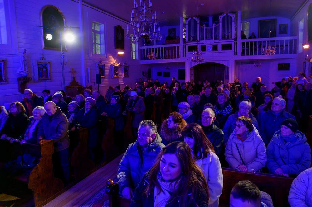 publiczność w ławkach