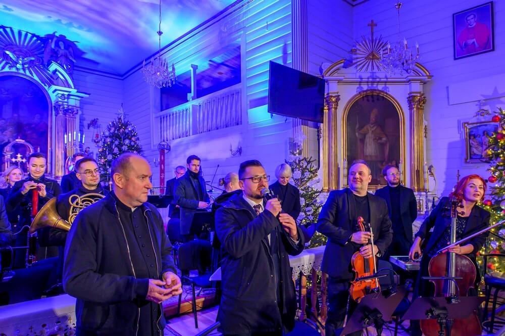 mężczyzna przemawia