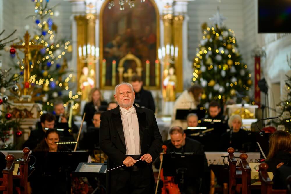 dyrygent z orkiestrą