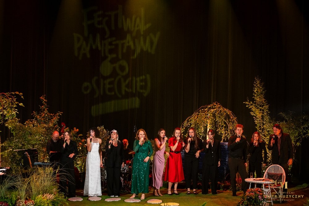 wszyscy wykonawcy na scenie