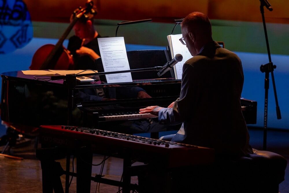 pianista gra na instrumencie