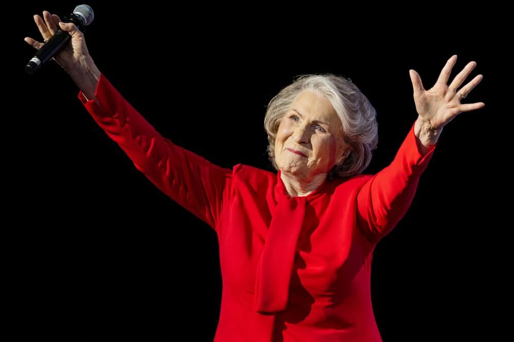 irena santor z mikrofonem