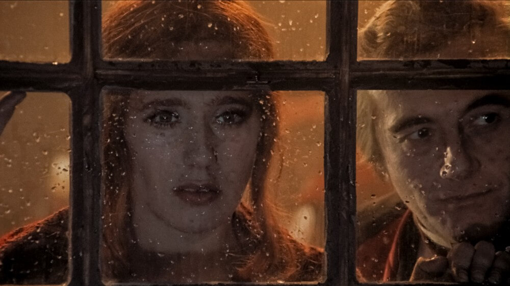 kobieta i mężczyzna patrzą przez szybę