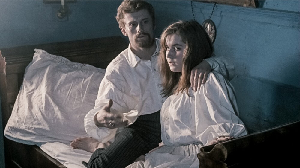 kobieta i mężczyzna siedzą