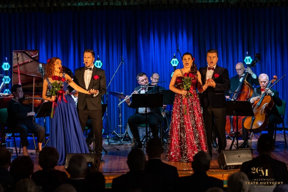 zdjęcie grupowe śpiewaków i muzyków