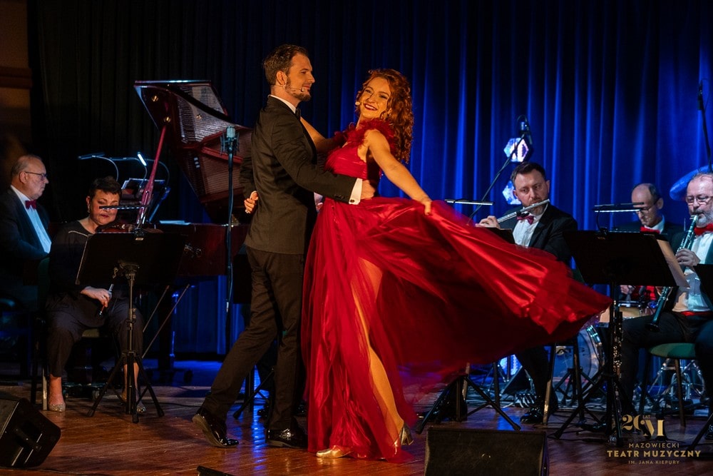 para śpiewaków na scenie