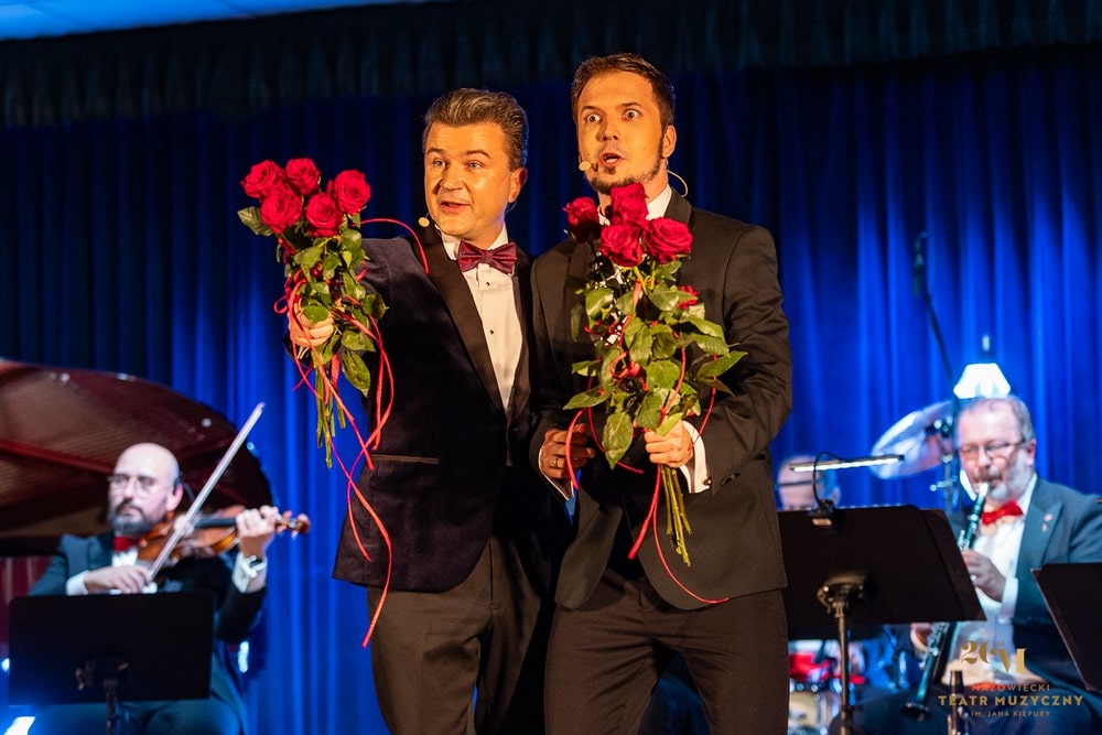 dwóch śpiewaków na scenie