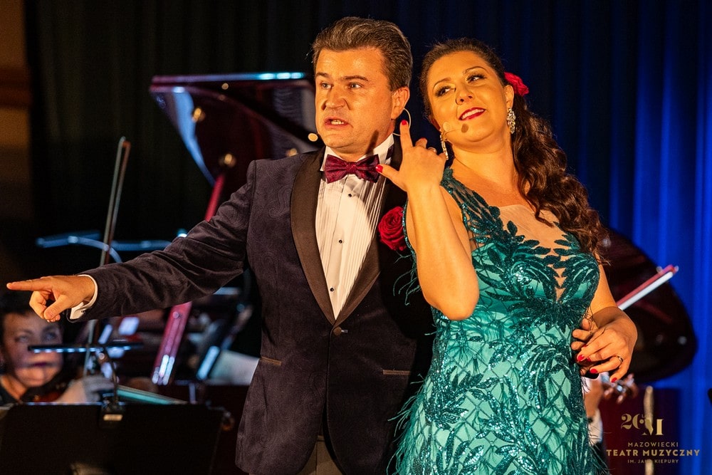 para śpiewaków na scenie