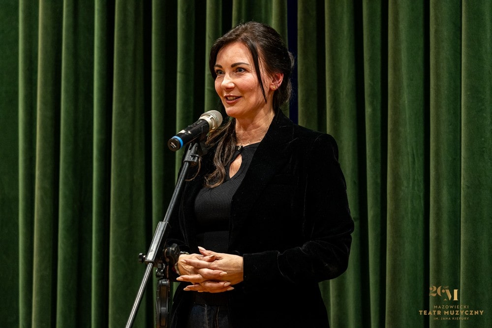 kobieta na scenie przemawia