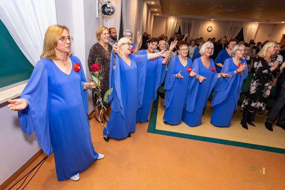 publiczność stoi przed sceną